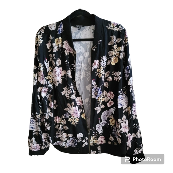 Torrid Womens Twill Bomber Jacket Black Floral Print Pockets Full Zip Size 2 - Picture 3 of 8